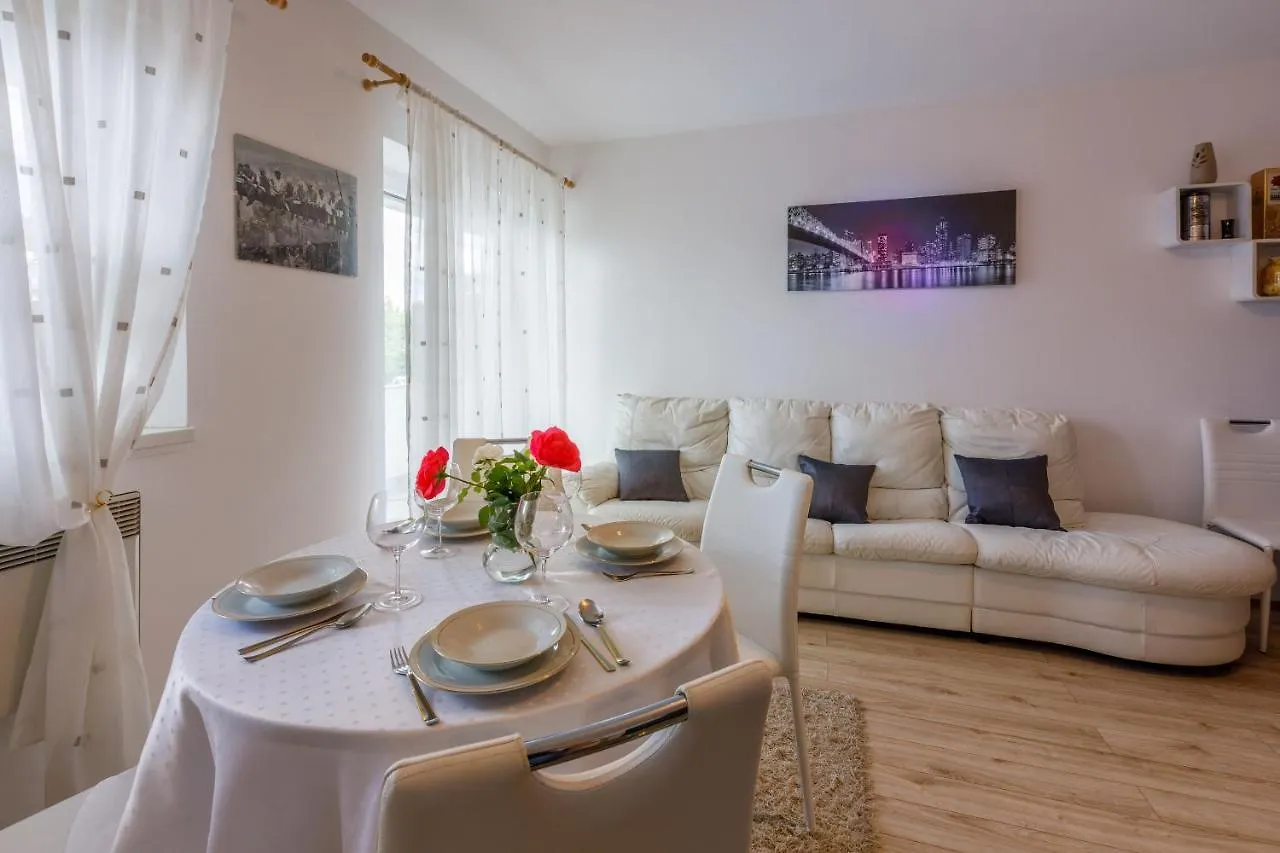Apartments Dolloree Dramalj